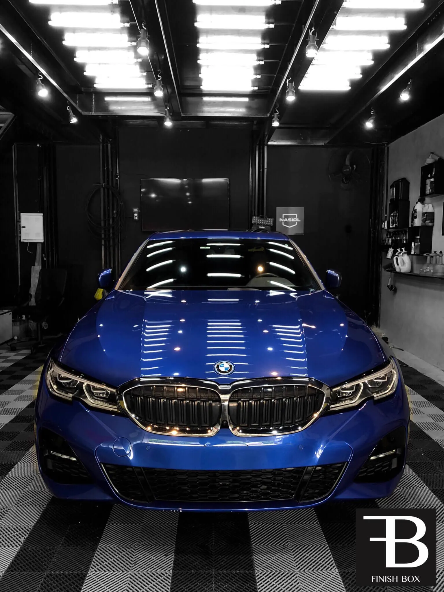 BMW híbrida azul envelopada na Finish Box